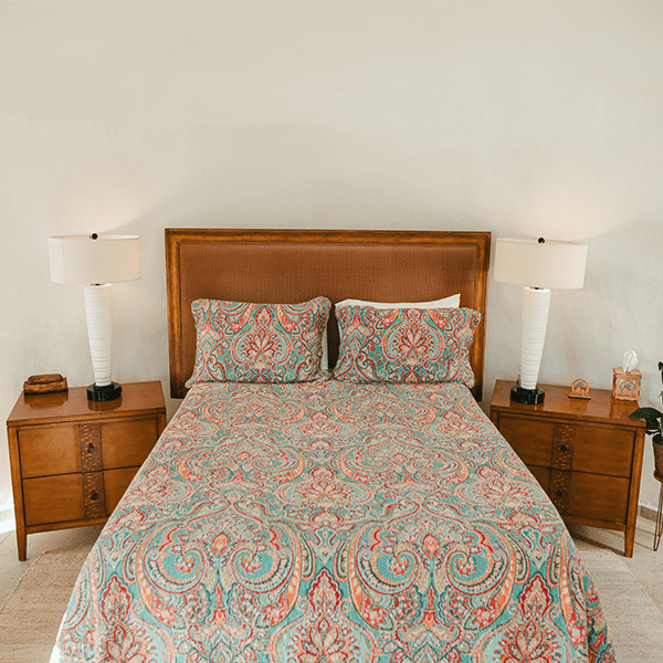 jade-villa-queen-bed